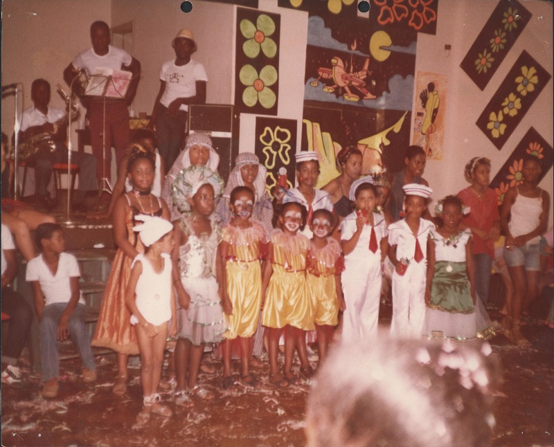 1. Os bailes de carnaval eram momentos de socialização e divertimento, com público de todas as idades, inclusive crianças 