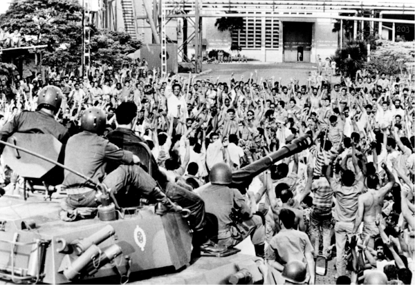 Exército na Cia. Siderúrgica Nacional (CSN) durante greve dos operários em 1988, Volta Redonda, RJ.